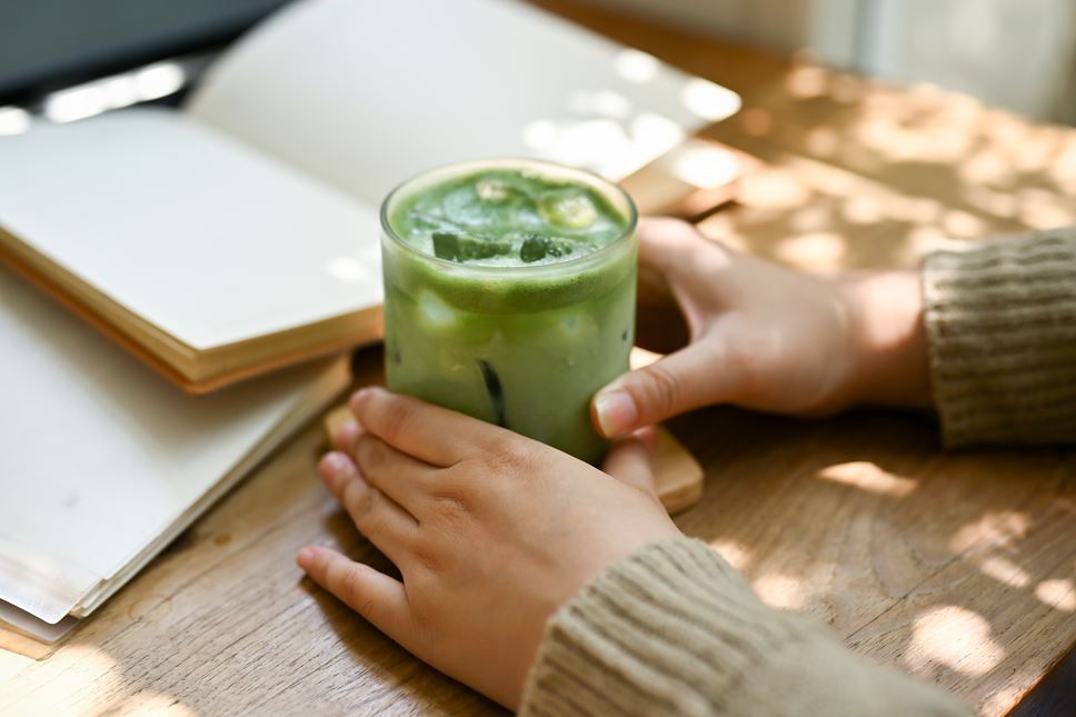 matcha latte on wood table